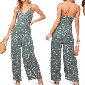 ASTR The Label Womens Printed Flare Floral Plissé Jumpsuit